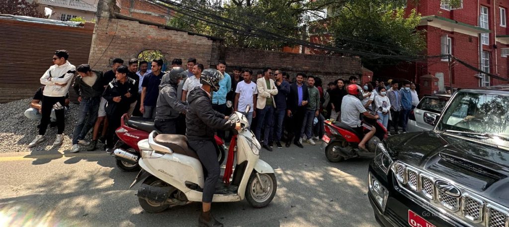 देउवा निवासमा नेविसंघ अध्यक्षविरुद्ध नाराबाजी