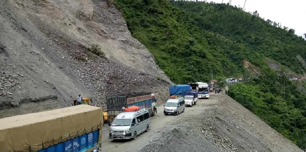 सुख्खा पहिरो जादा नारायणगढ-मुग्लिन सडक खण्ड अवरुद्ध