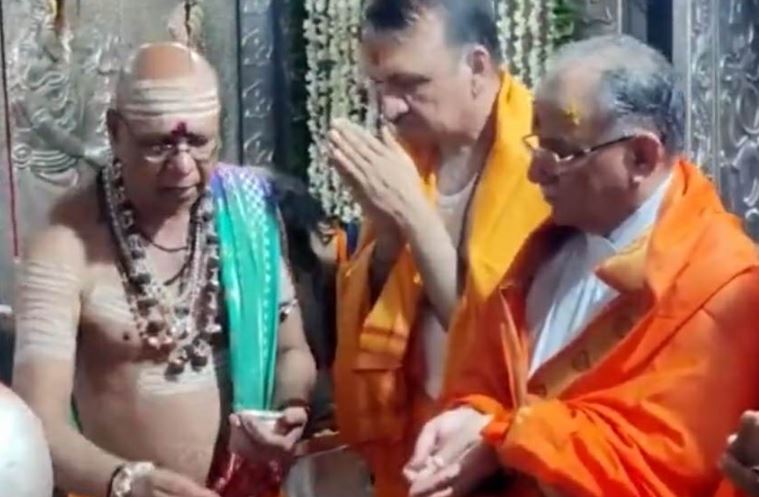 प्रधानमन्त्री प्रचण्डले गरे महाकालेश्वर मन्दिरमा पूजाअर्चना